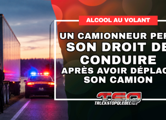 La CTQ lui retire son droit de conduire : il avait déplacé un poids lourd après avoir consommé Un camion semi-remorque arrêté sur le bord de la route avec une voiture de police aux gyrophares allumés, illustrant la suspension par la CTQ du droit de conduire d’un camionneur.