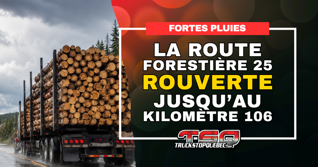 Camion forestier chargé de billots circulant sous la pluie, avec l’annonce de la réouverture de la route forestière 25 jusqu’au kilomètre 106.