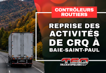Les contrôleurs routiers reprennent leurs activités à Baie-Saint-Paul Camion lourd circulant sur la route 138 dans Charlevoix, avec un visuel annonçant la reprise des activités des contrôleurs routiers à Baie-Saint-Paul.